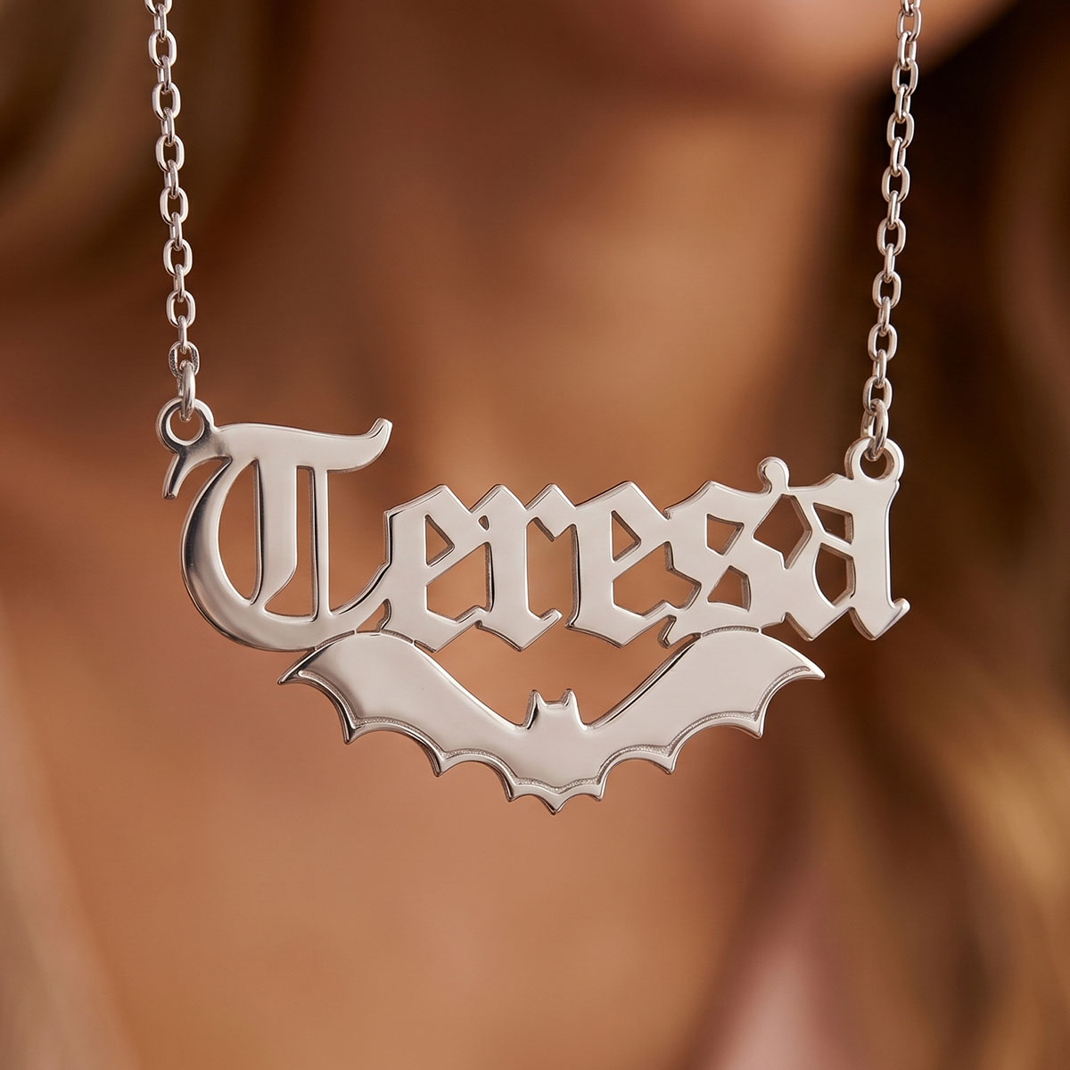 Cosplay Bat Prop - カスタマイズされた名前ステンレス鋼ネックレスバットパターンハロウィンギフトアクセサリー名前入り男性と女性のジュエリー