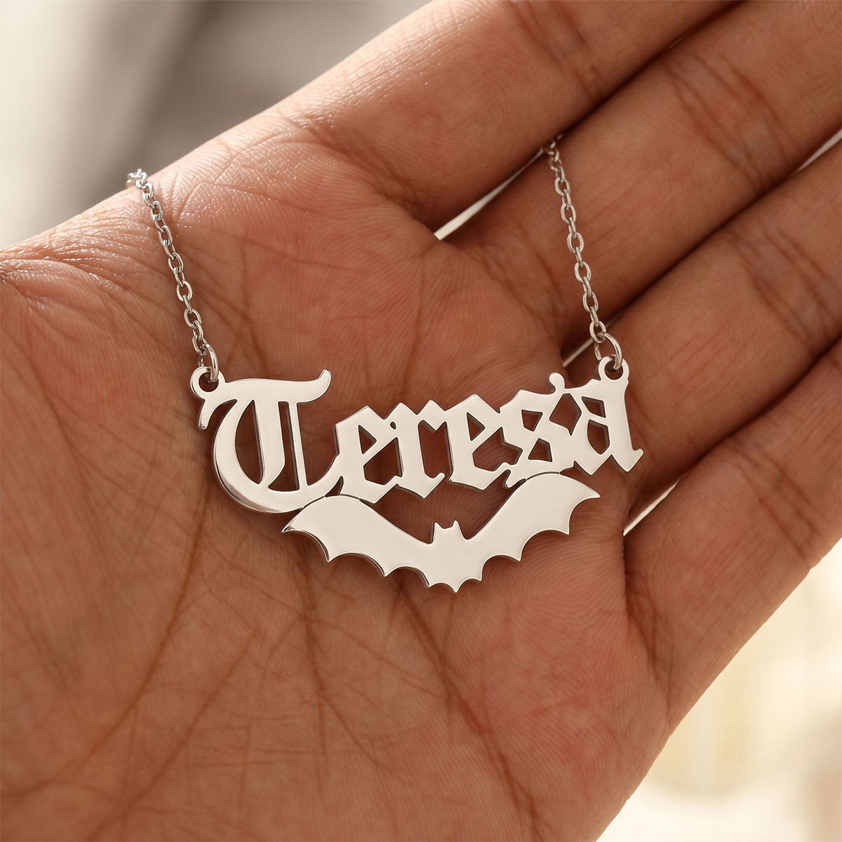 カスタマイズされた名前ステンレス鋼ネックレスバットパターンハ - Cosplay Bat Prop のレビューと価格